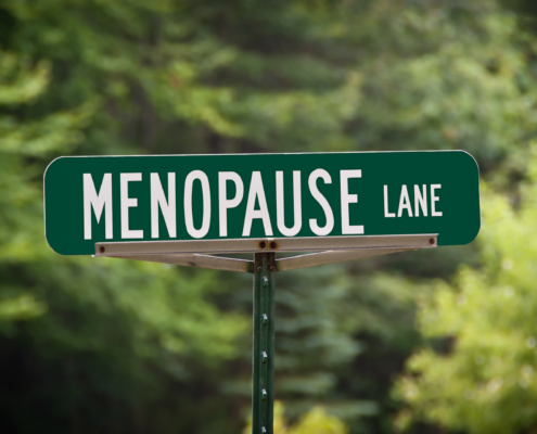 Menopause Lane Straßenschild in einem Wald