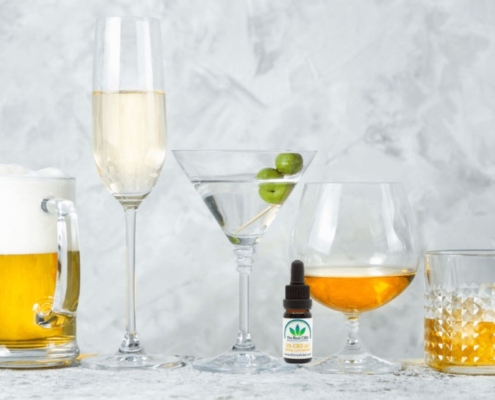 L'huile de CBD et l'alcool s'alignent sur une table