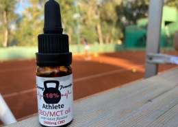 Die Real CBD-Tinktur auf dem Hintergrund eines Tennisplatzes