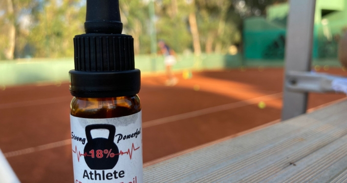 Die Real CBD-Tinktur auf dem Hintergrund eines Tennisplatzes