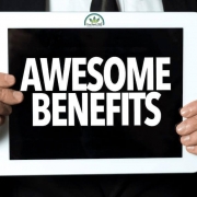 Homme tenant une pancarte "Awesome Benefits".