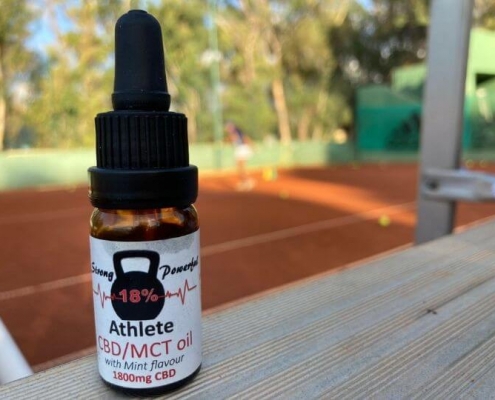 Die Real CBD-Tinktur auf dem Hintergrund eines Tennisplatzes