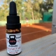 Die Real CBD-Tinktur auf dem Hintergrund eines Tennisplatzes