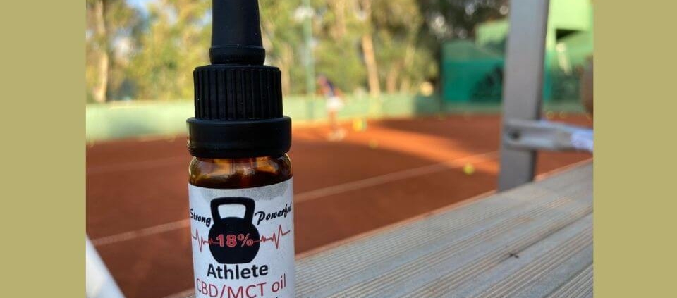 Die Real CBD-Tinktur auf dem Hintergrund eines Tennisplatzes