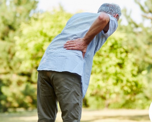 Vieil homme souffrant de douleurs dorsales et se tenant le bas du dos