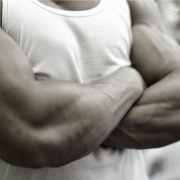 Homme musclé en t-shirt blanc, croisant les bras