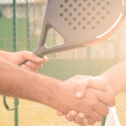 Padelspieler schütteln sich die Hände