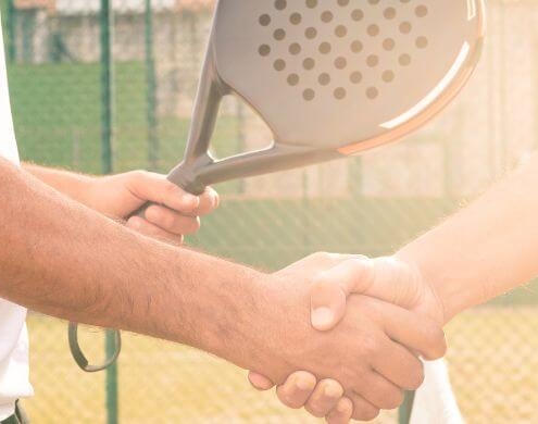 Padelspieler schütteln sich die Hände