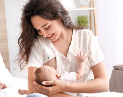 Femme heureuse allaitant son enfant