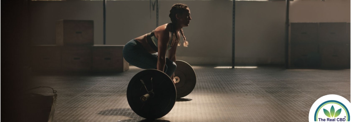 Femme soulevant un haltère dans un gymnase fonctionnel