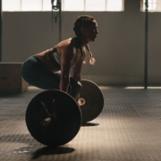 Femme soulevant un haltère dans un gymnase fonctionnel