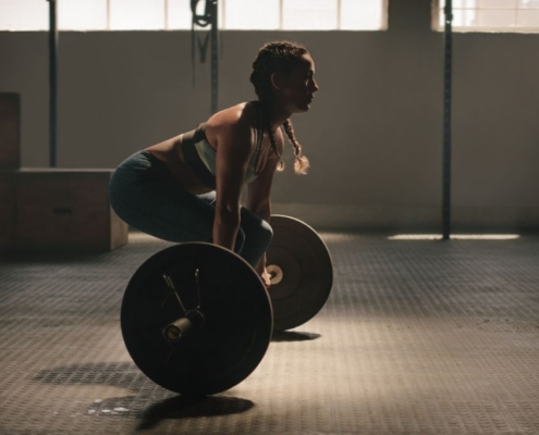 Femme soulevant un haltère dans un gymnase fonctionnel