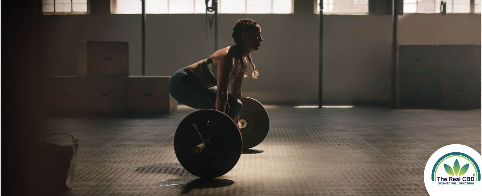 Femme soulevant un haltère dans un gymnase fonctionnel