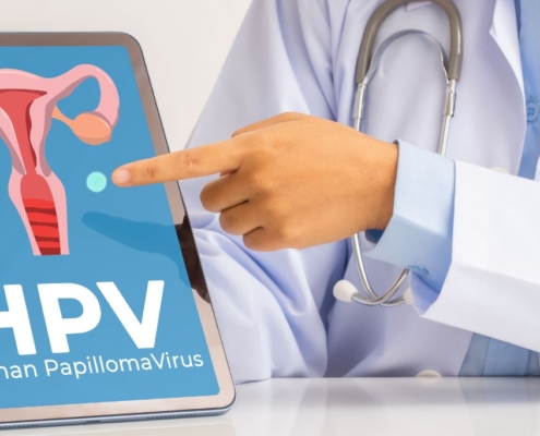 Médecin montrant une tablette sur laquelle figure un utérus HPV