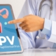 Médecin montrant une tablette sur laquelle figure un utérus HPV