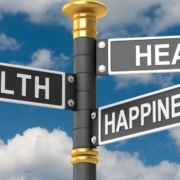 Straßenschild HEALTH WEALTH HAPPINESS (Gesundheit, Wohlstand, Glück), das in jede Richtung zeigt