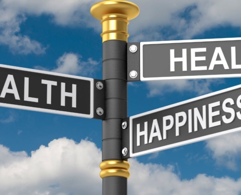 Straßenschild HEALTH WEALTH HAPPINESS (Gesundheit, Wohlstand, Glück), das in jede Richtung zeigt