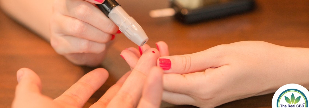 Frau macht einen Diabetes-Fingerstich bei einem Mann