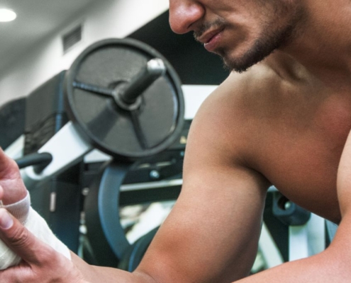 Homme blessé avec un bandage dans un gymnase