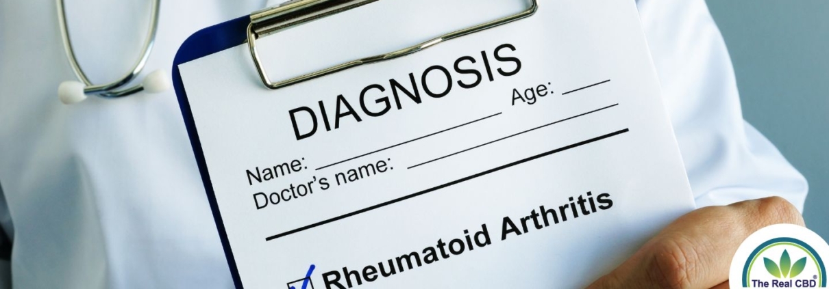 Arzt hält Klemmbrett mit rheumatoider Arthritis Diagnose auf