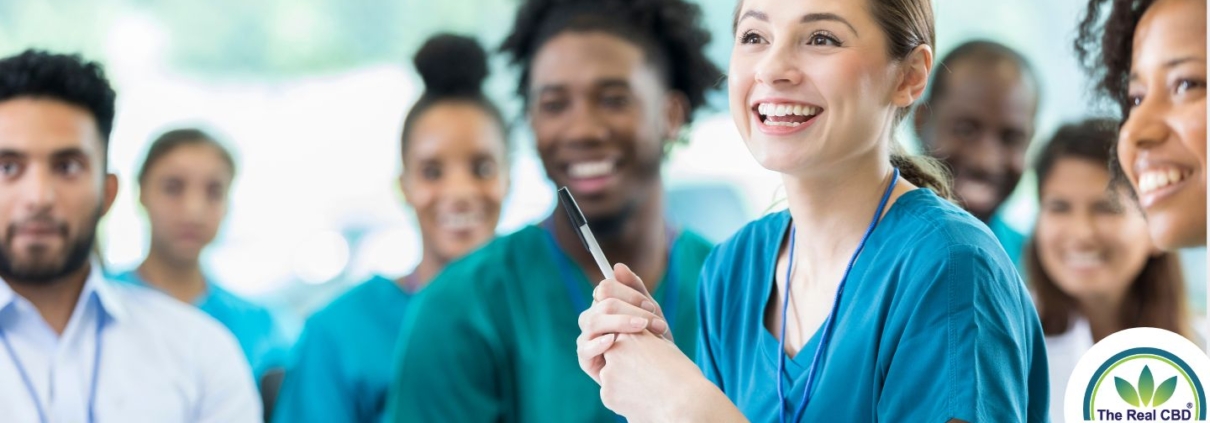 Ein Team von glücklichen Krankenschwestern in Kitteln