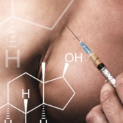 Homme musclé avec une seringue voulant se faire une injection