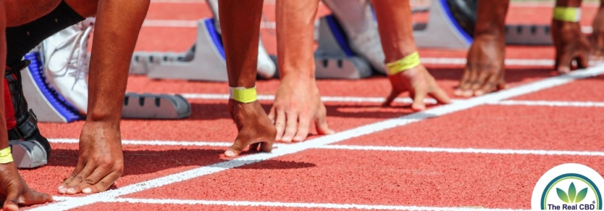 Mains de coureurs sur la ligne de départ, prêts à prendre le départ d'une course