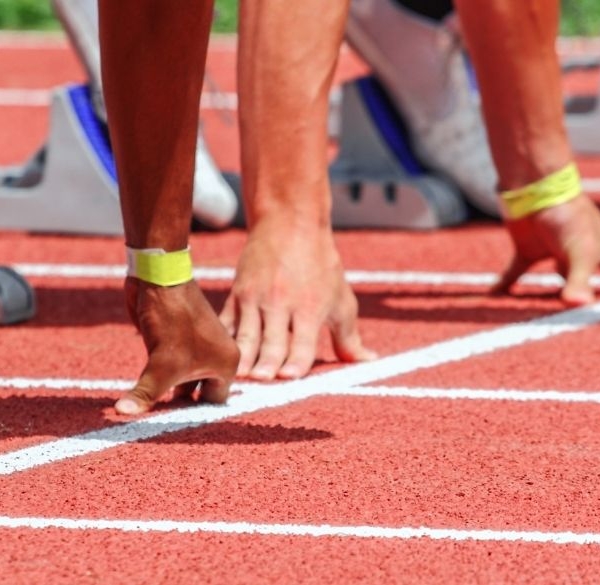 Hände von Läufern an der Startlinie, bereit zum Start eines Rennens