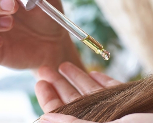 Huile tombant sur une mèche de cheveux longs