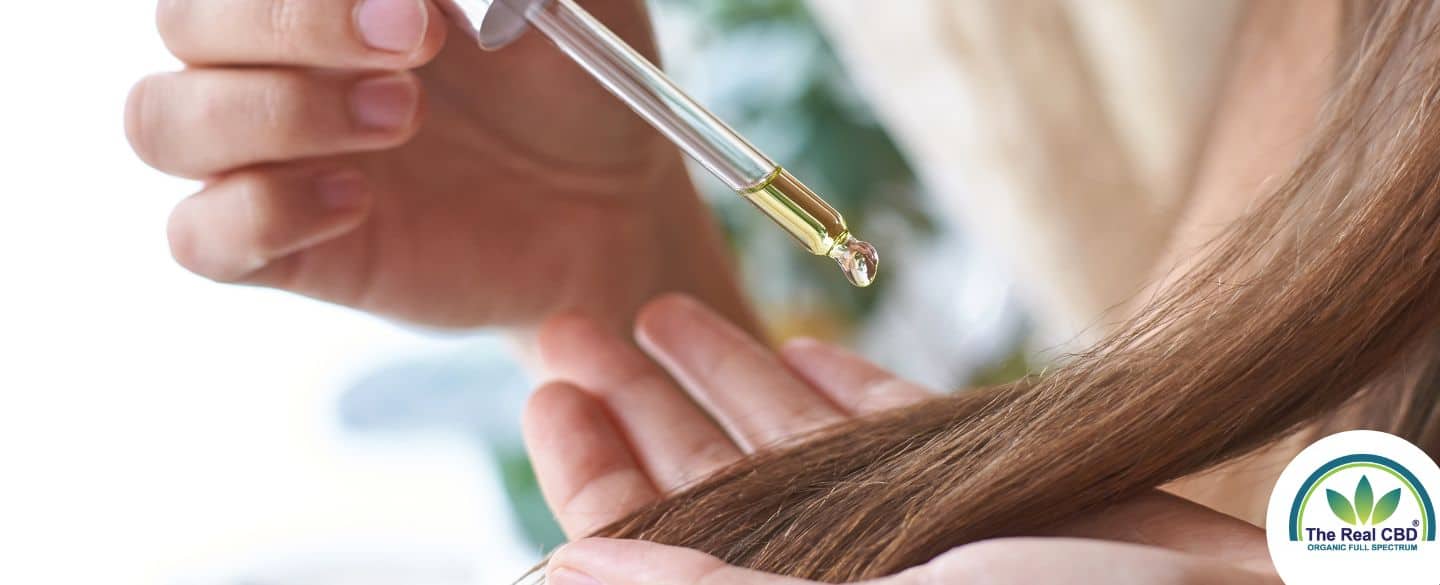 Huile tombant sur une mèche de cheveux longs