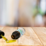 Bouteille de CBD renversée avec de l'huile qui s'écoule dans la mise au point.