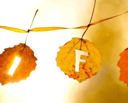 Herbstblätter mit Buchstaben, die LIFE buchstabieren, hängen an einer Leine