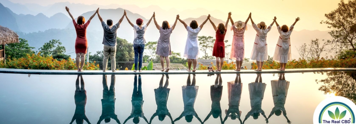 Une rangée de personnes heureuses célébrant la vie au bord d'une piscine