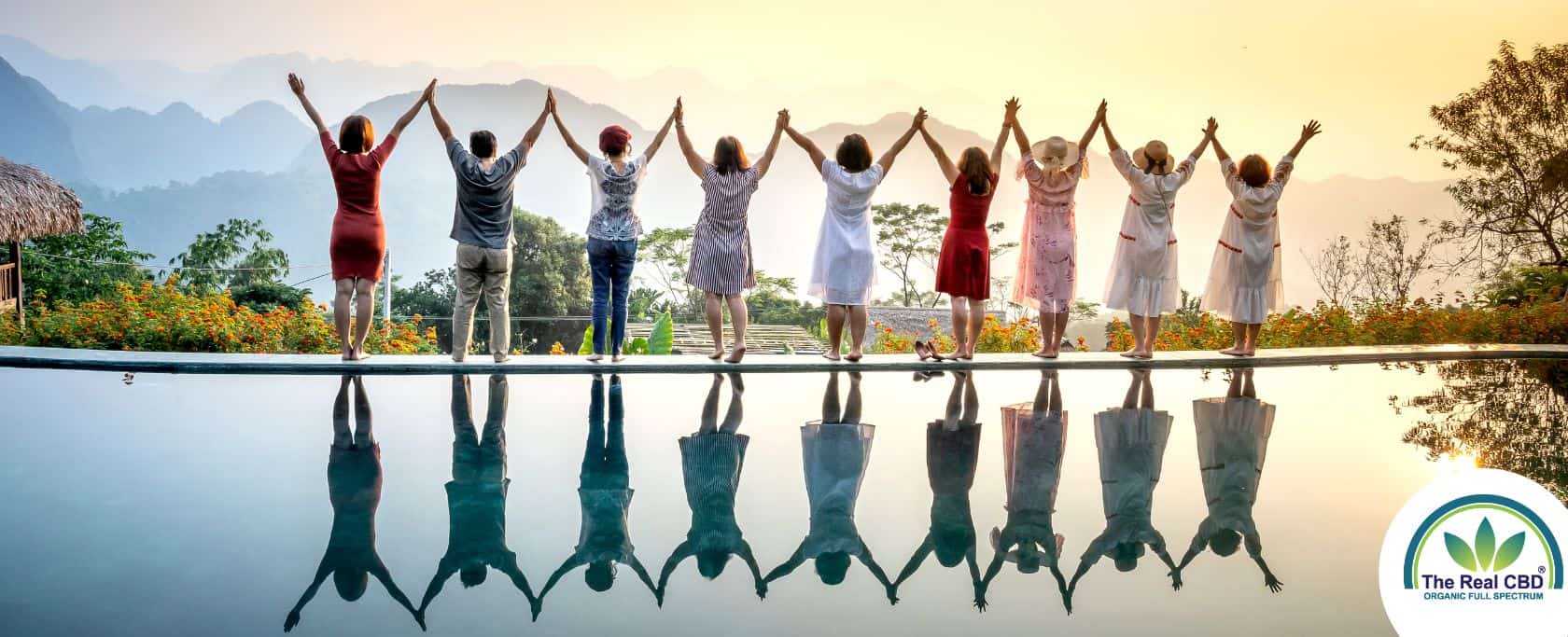 Une rangée de personnes heureuses célébrant la vie au bord d'une piscine