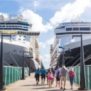 Deux grands paquebots de croisière avec des touristes marchant vers eux