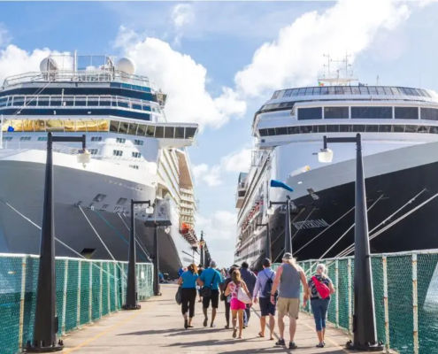 Deux grands paquebots de croisière avec des touristes marchant vers eux