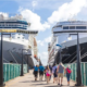 Deux grands paquebots de croisière avec des touristes marchant vers eux