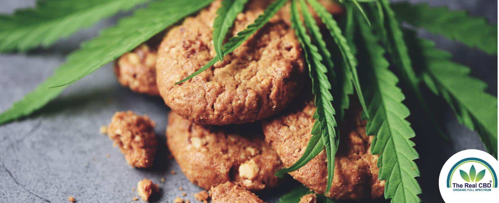 Biscuits avec des feuilles de chanvre autour