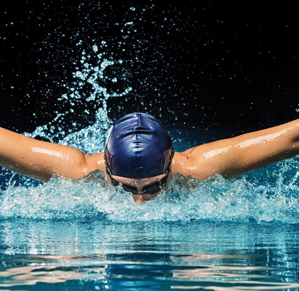 Nageur dans une piscine faisant du papillon